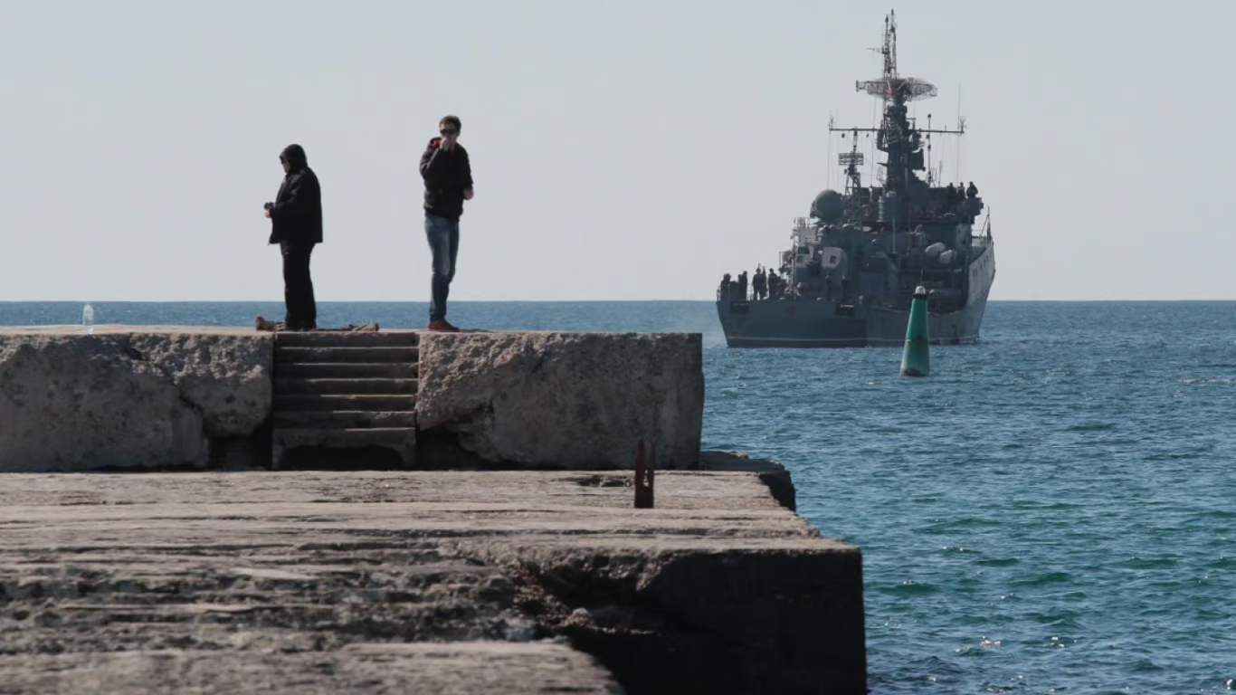 Кораблі в Чорному морі заведені у пункти базування — де залишається загроза