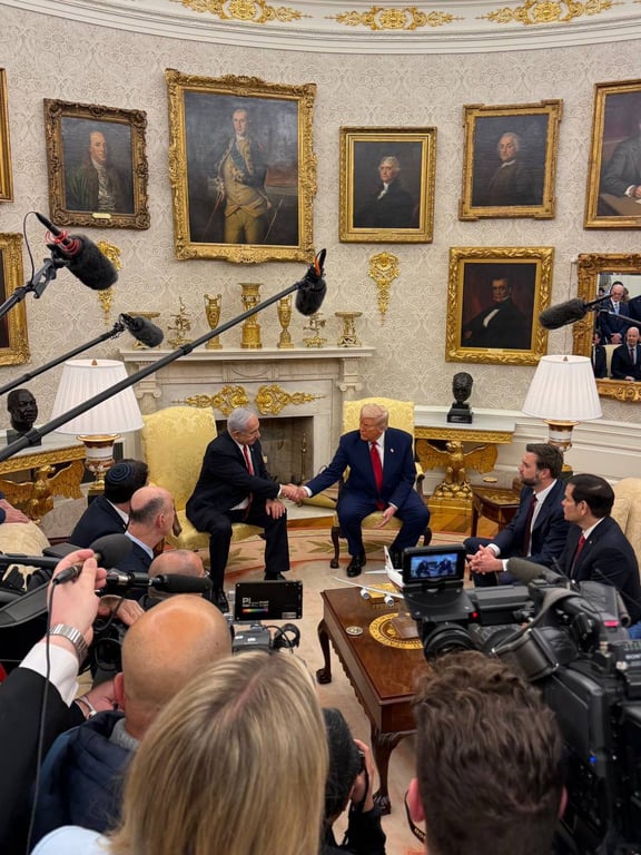 Трамп "позолотив" Овальний кабінет — що змінилось після Байдена - фото 2