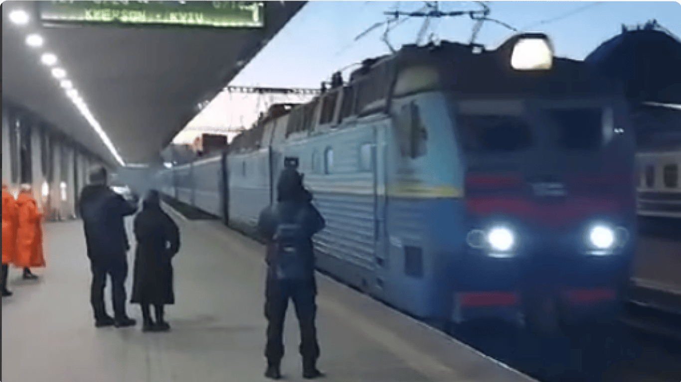 Обстрел вокзала в Херсоне — более 100 пассажиров добрались в Киев по графику