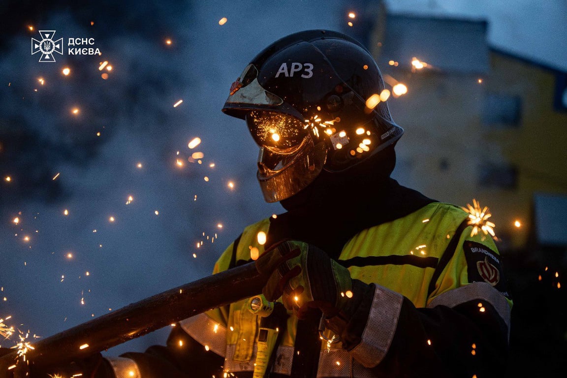 ДСНС працює всю ніч: ліквідація наслідків обстрілу Києва триває