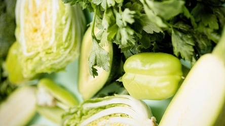 Что приготовить из молодой капусты — овощные стейки на сковороде - 285x160