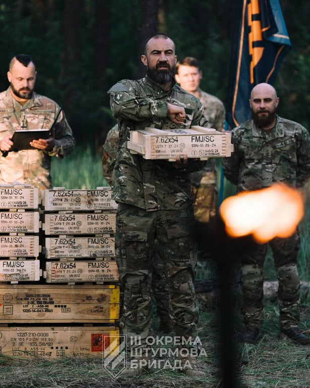 Мить вручення пам’ятної відзнаки воїнам Третьої штурмової