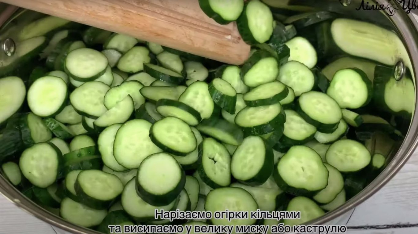 рецепт салату на зиму з огірків 