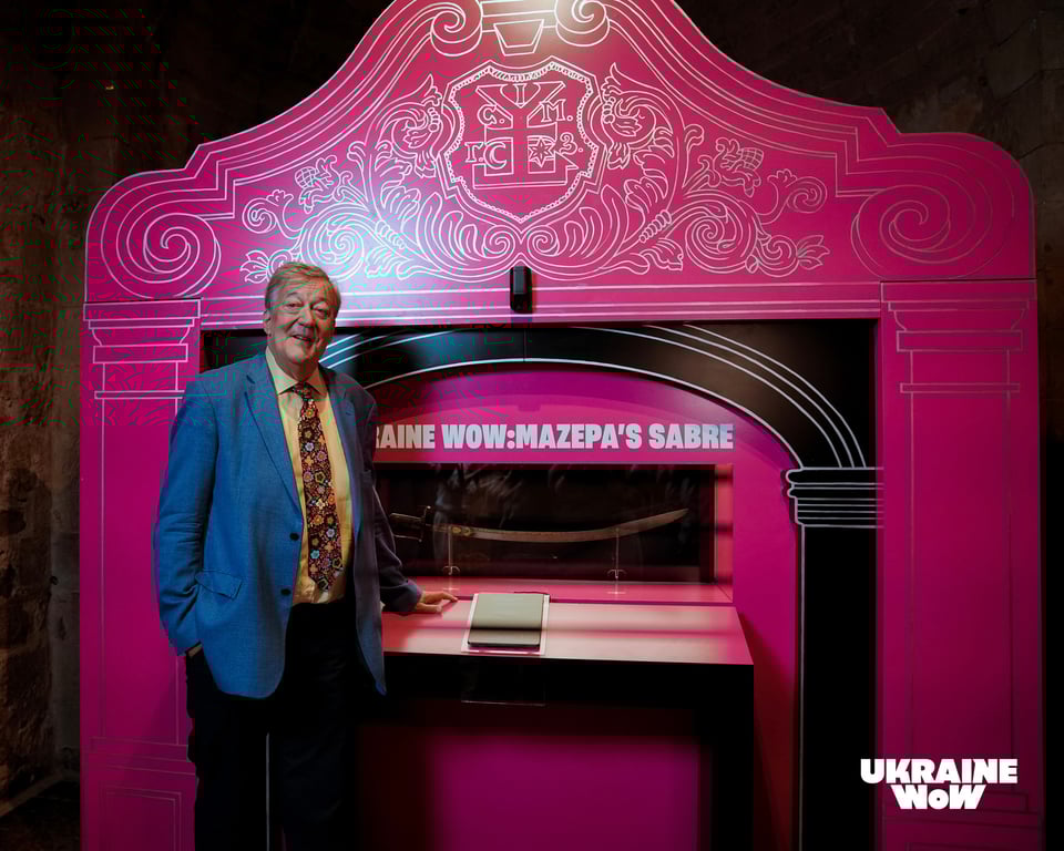 Стівен Фрай на відкритті експозиції шаблі Мазепи в Лондоні