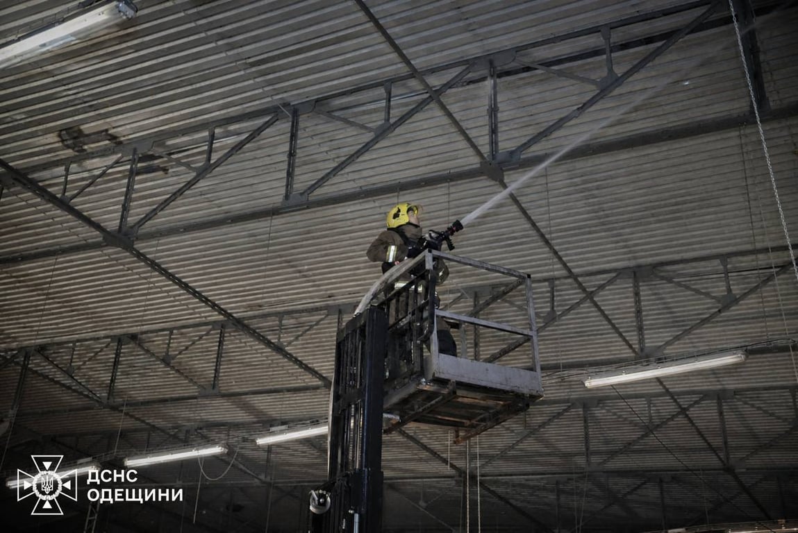 Рятувальник гасить пожежу