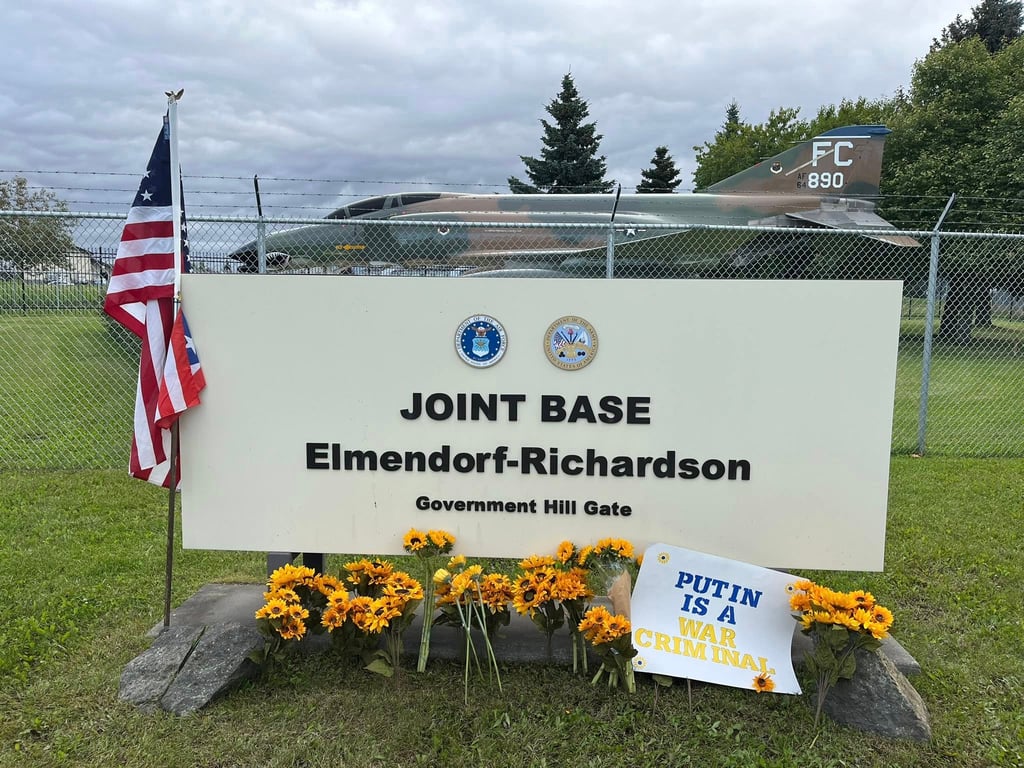 На Алясці мітингували за Україну — дістались до бази з Путіним - фото 1