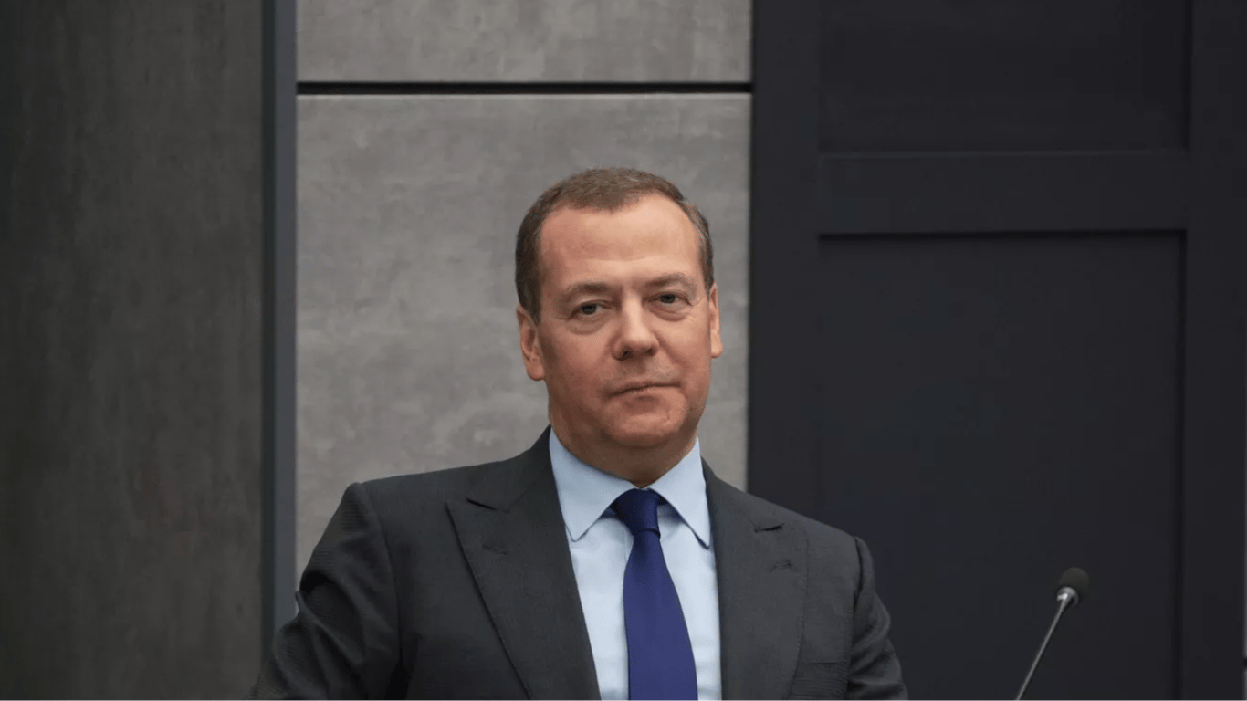 Медведев разгневался из-за поставок танков Украине и набросился на президента Польши