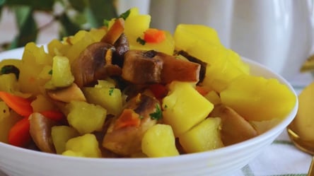 Тушеная картошка с грибами — рецепт за 20 минут на ужин - 285x160