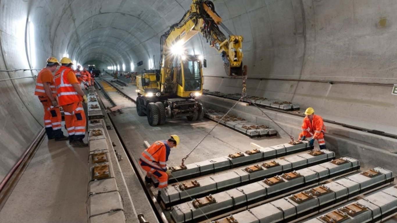 В Швейцарии ограничат работу самого длинного в мире железнодорожного тоннеля: причина