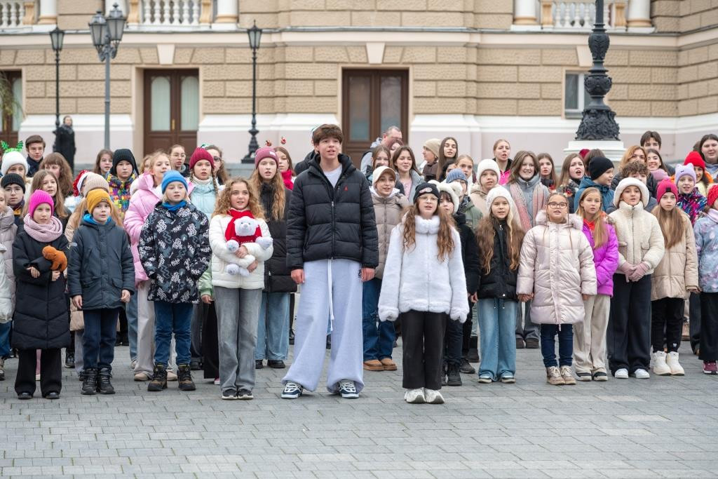 Діти біля Одеського оперного театру