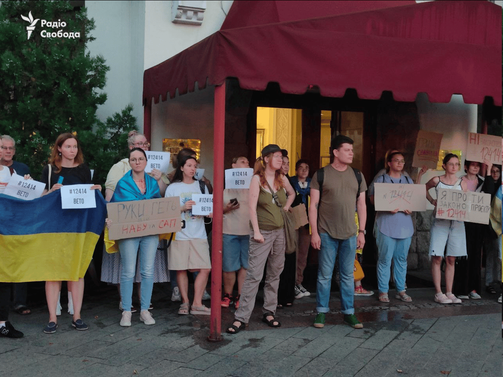 Українці вийшли мітинг проти закону щодо САП і НАБУ - фото - фото 6