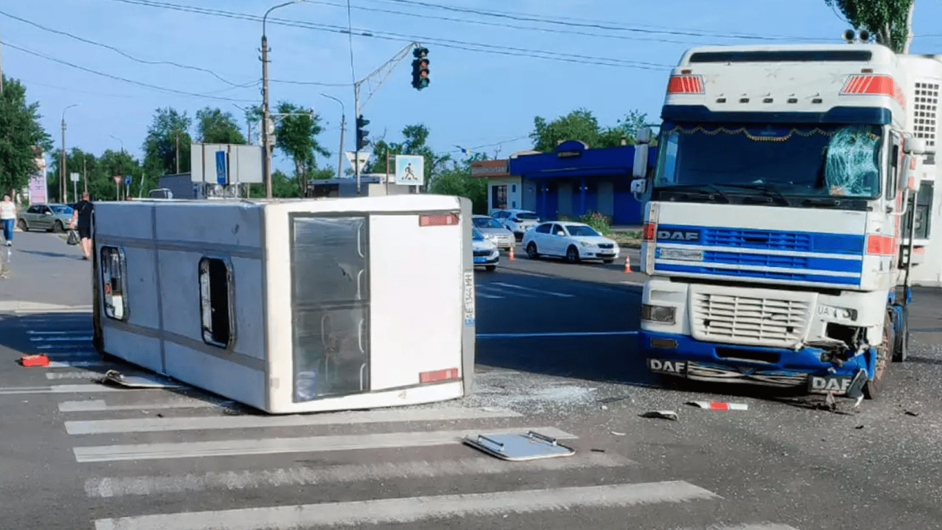 ДТП с грузовиком и маршруткой в Кривом Роге 24 июня