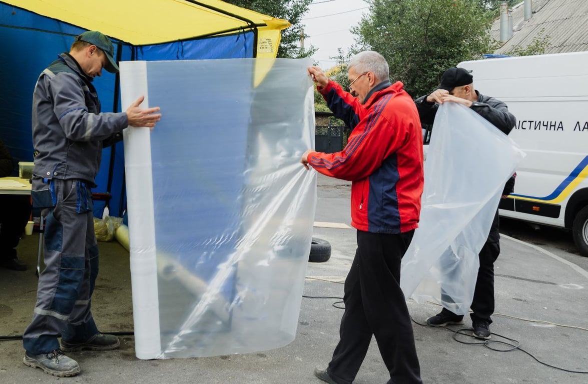 У Дніпрі жителі пошкоджених будинків можуть отримати матеріали для тимчасового ремонту