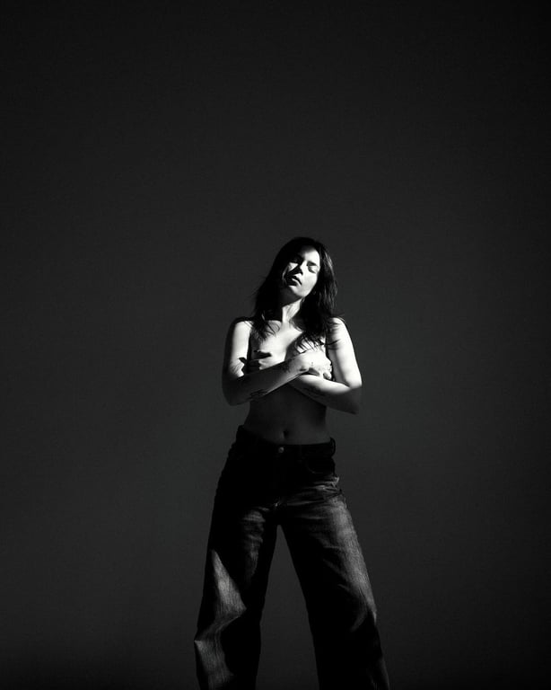 Марія Кравець оголила груди