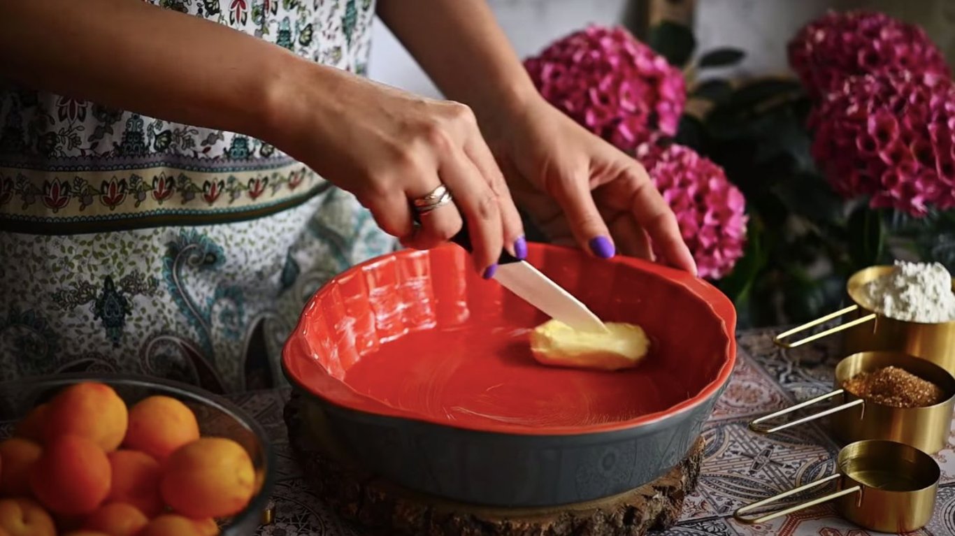 олія у формі для випічки