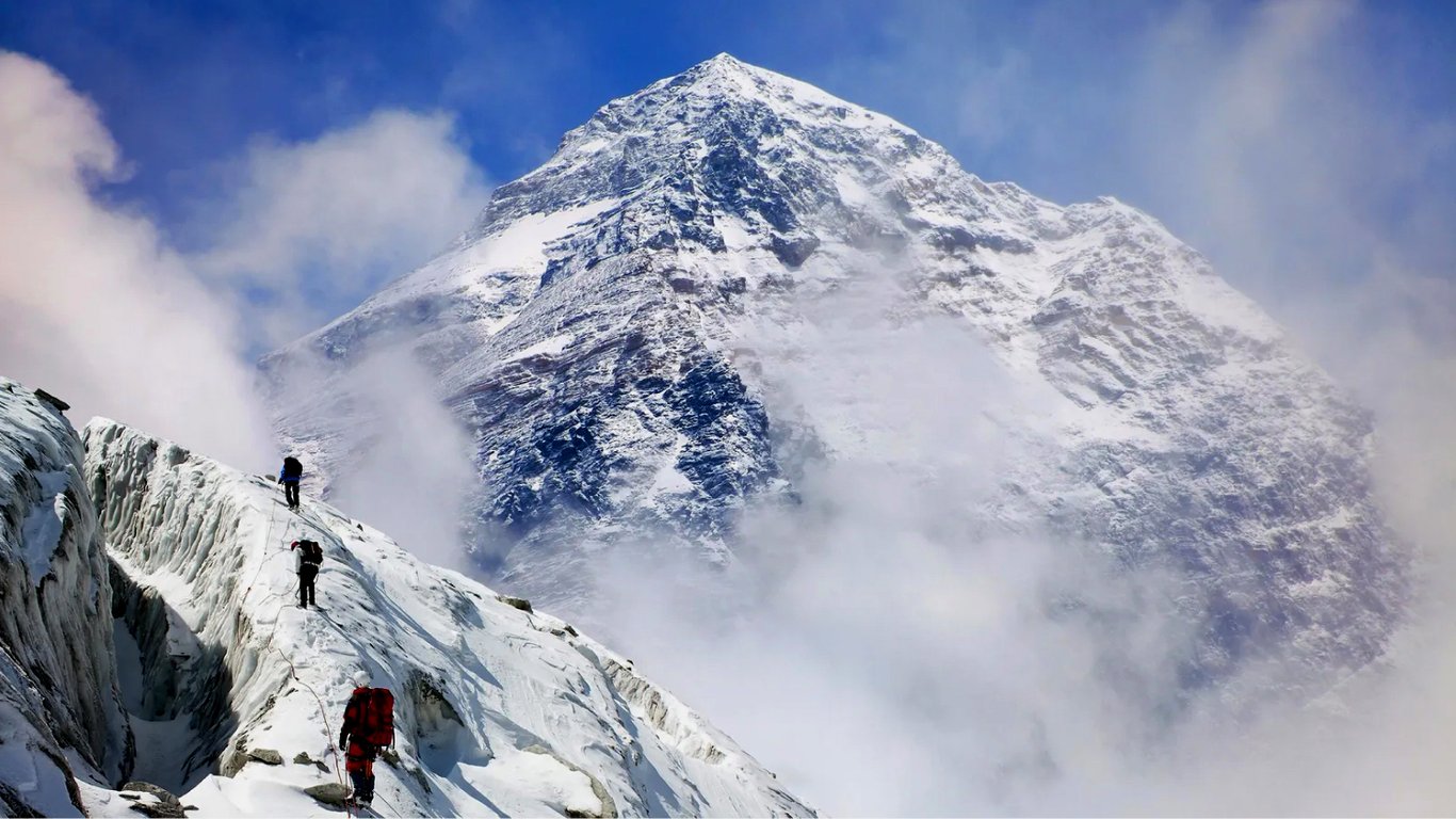 Чому на вершині Евересту знаходять морські скам'янілості — вчені ошелешили