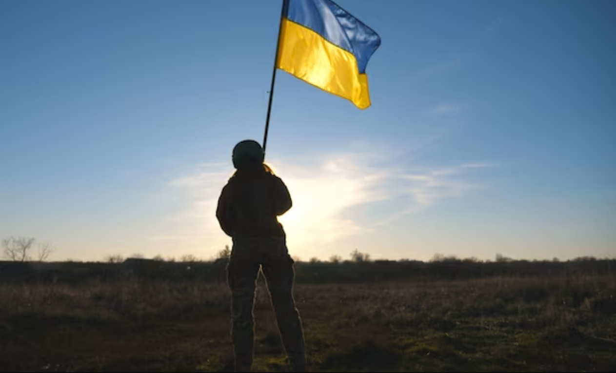 Украинская защитница, держащая в руках флаг