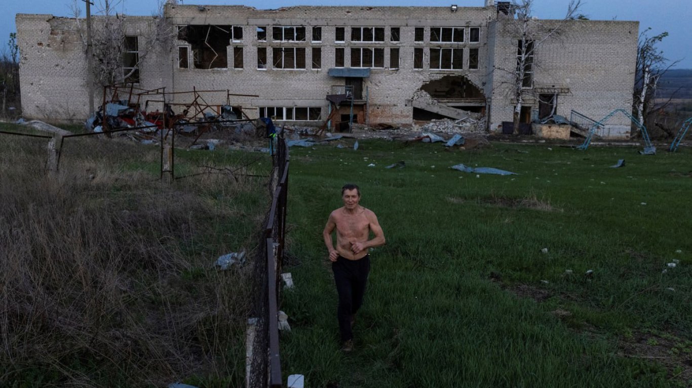 Спортивная площадка в селе Долина Донецкой области