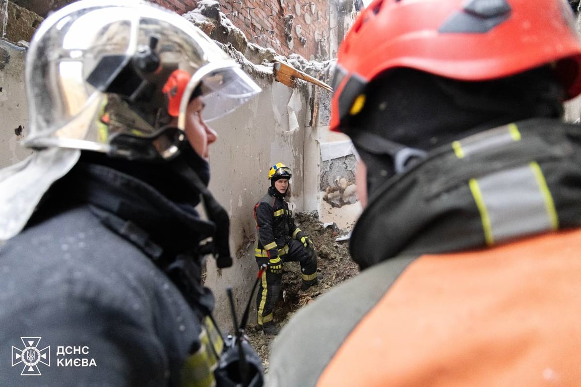 У Києві ДСНС завершила роботи по ліквідації наслідків обстрілу - фото 4