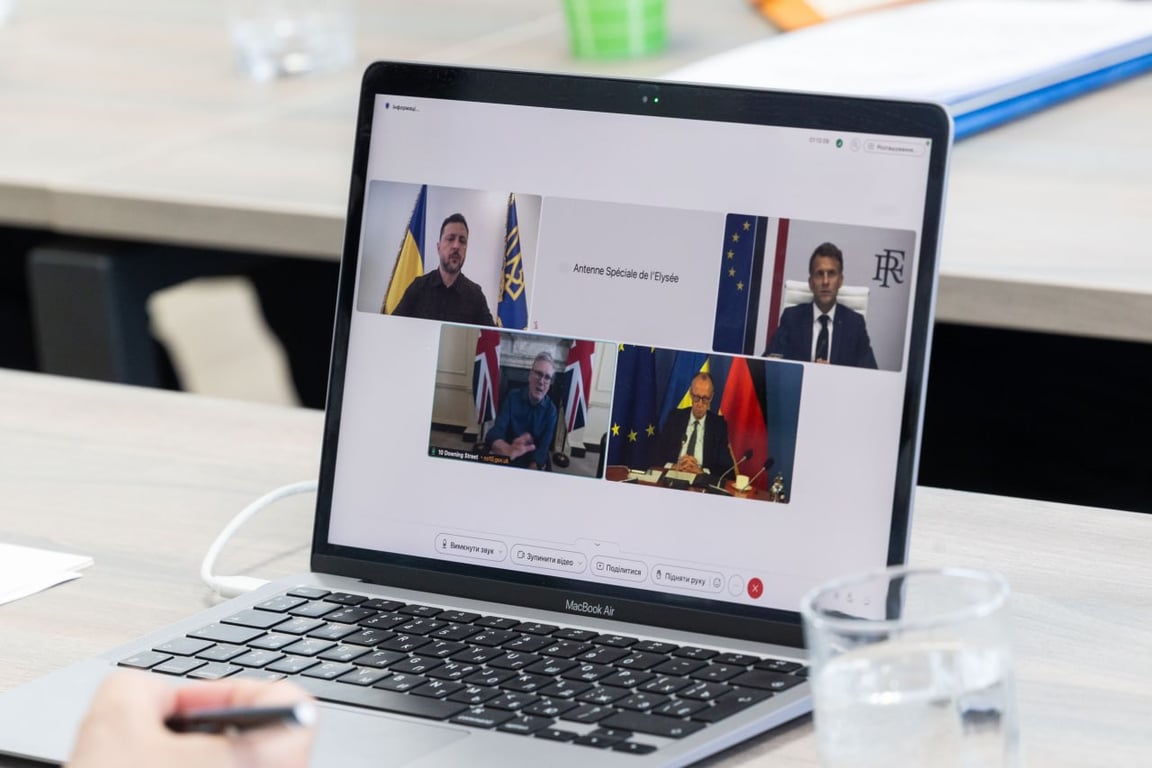 Президент України Володимир Зеленський провів розмову з президентами Франції, Німеччини та Великої Британії Еммануелем Макроном, Фрідріхом Мерцем та Кіром Стармером в форматі Е3-Україна в п'ятницю, 22 травня