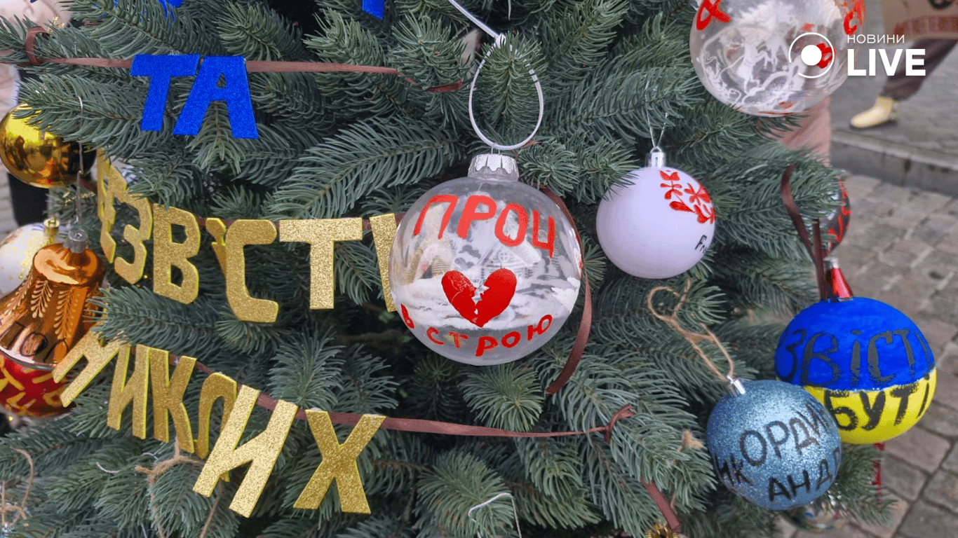 В центрі Одеси встановили незвичайну ялинку — фоторепортаж - фото 2