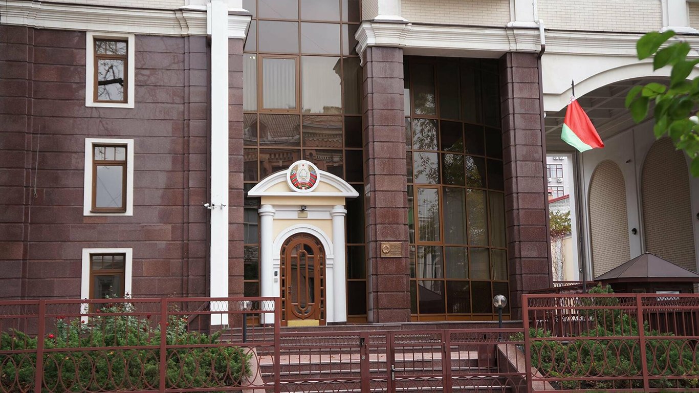 Белорусское посольство: в Киеве посольство захватило кусок земли