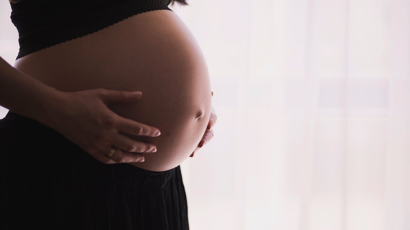 Коронавірус у вагітних — чи підвищує хвороба ризик передчасних пологів