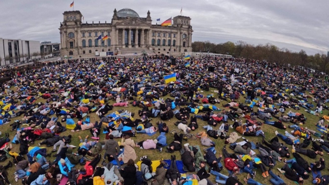 Берлін заборонив українську символіку на заходах 8-9 травня, прирівнявши її до російської