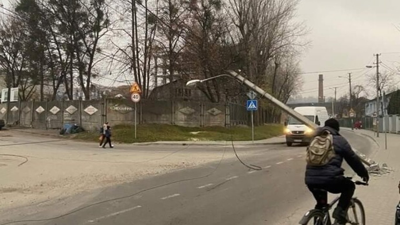На Новознесенской бетонный столб разбил авто - фото