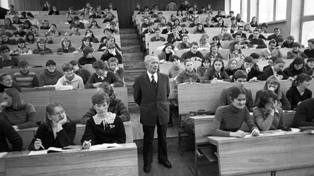 Без иностранных языков и выдающихся писателей: 5 фактов об образовании в СССР, которые делали его хуже - 285x160