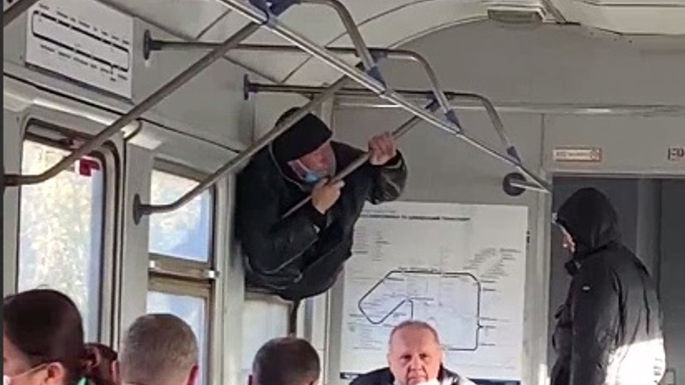 Безбилетный проезд в электричке окончился побегом через окно - Новости Киева