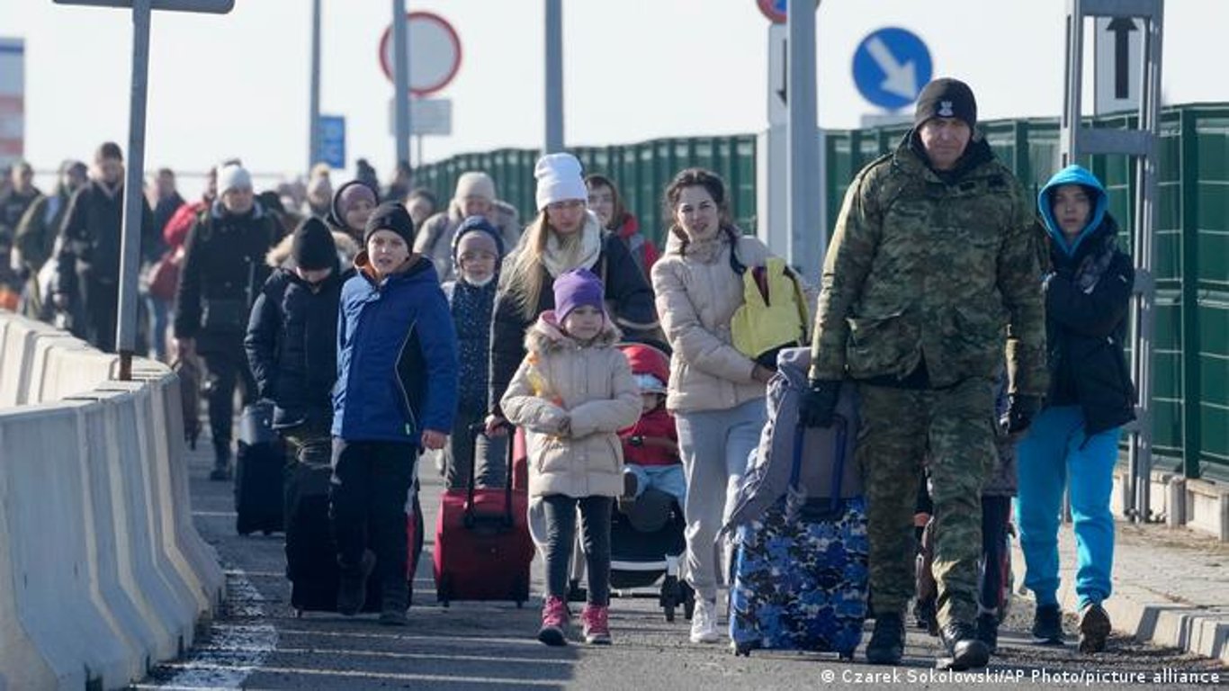 Біженці з України зможуть жити і працювати в ЄС три роки