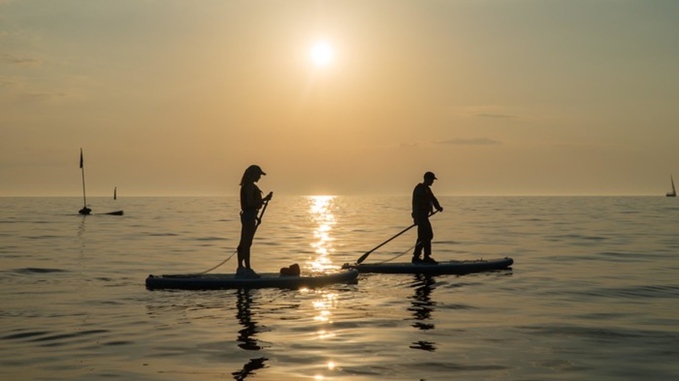 В Одессе двух мужчин на SUP-бордах унесло в море: им помогли спасатели