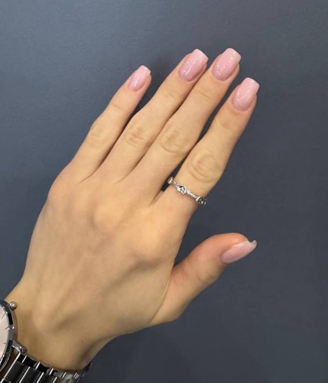 Ніжний відтінок для манікюру, що завжди доречний