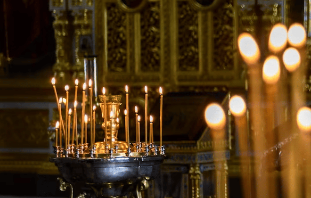 Зажженные свечи в церкви