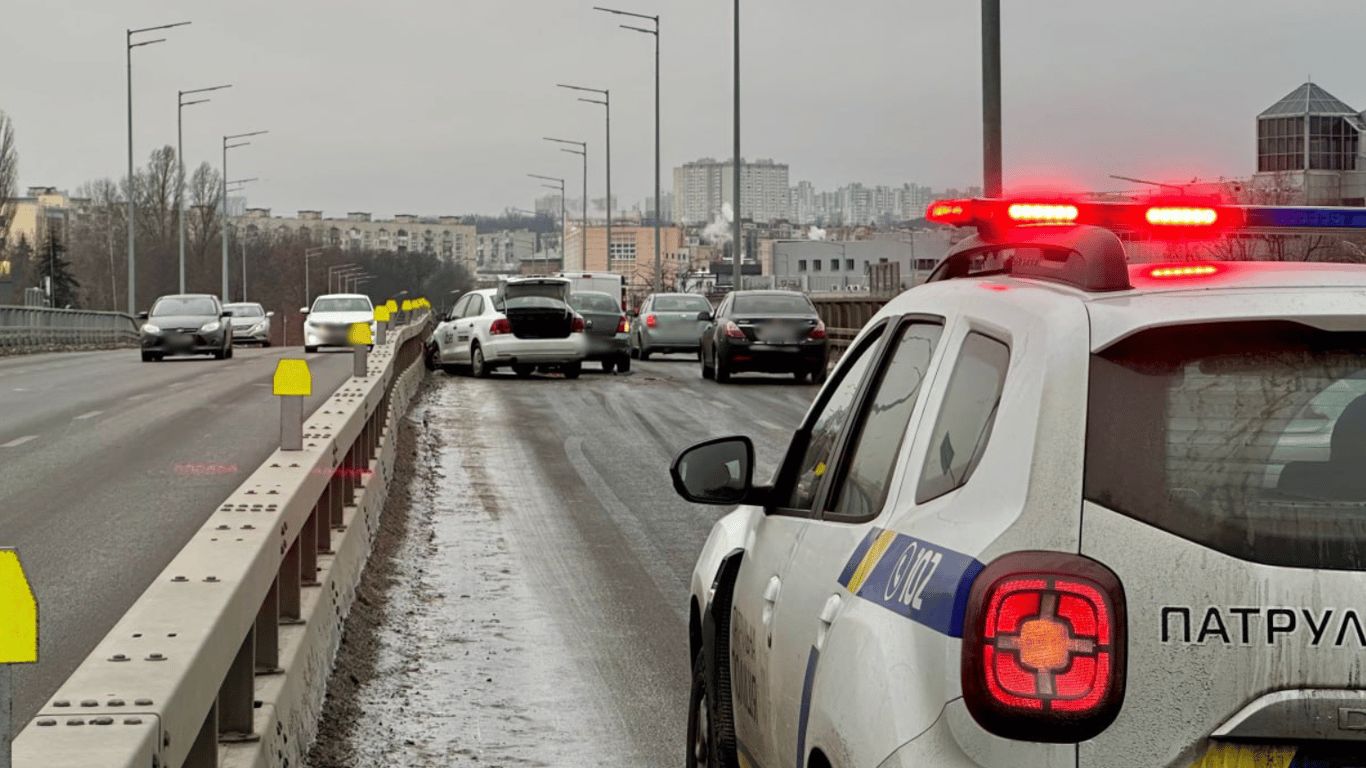 В Киеве произошло ДТП — где усложнено движение транспорта