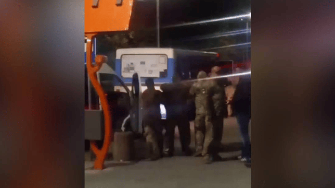 У Тернополі люди у військовій формі "пакували" чоловіків в автобус: у ТЦК відреагували