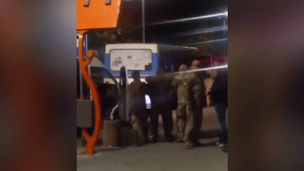 У Тернополі люди у військовій формі "пакували" чоловіків в автобус: у ТЦК відреагували - 285x160