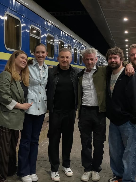 Американський актор Шон Пенн поруч із українськими артистами Юрієм і Катериною Горбуновими в Україні, березень 2026 року