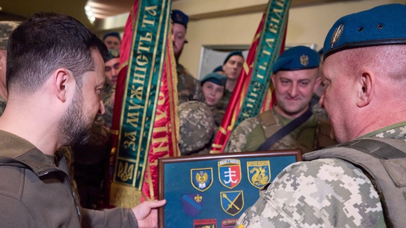 Зеленский показал новые шевроны, полученные в подарок от военных