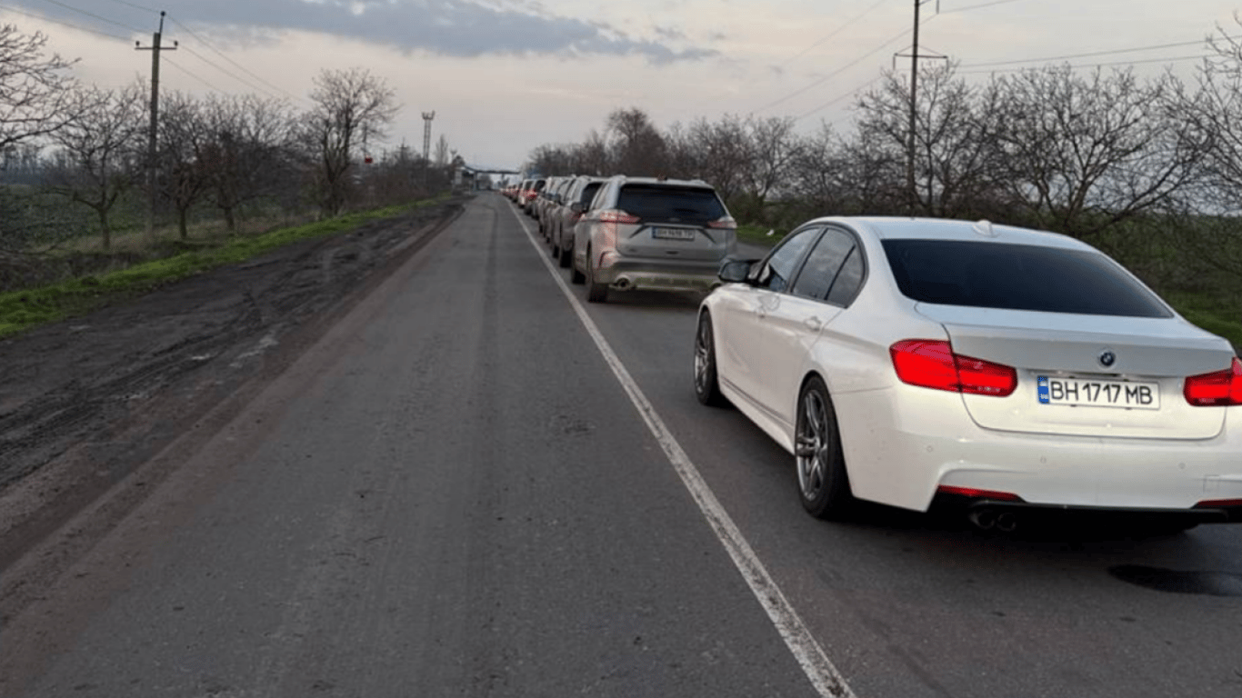 Виїзд за кордон — затори на трасі Одеса-Рені сьогодні вранці
