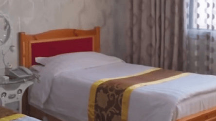 Меблі та килими з 90-х — який вигляд має готельний номер в КНДР - 285x160