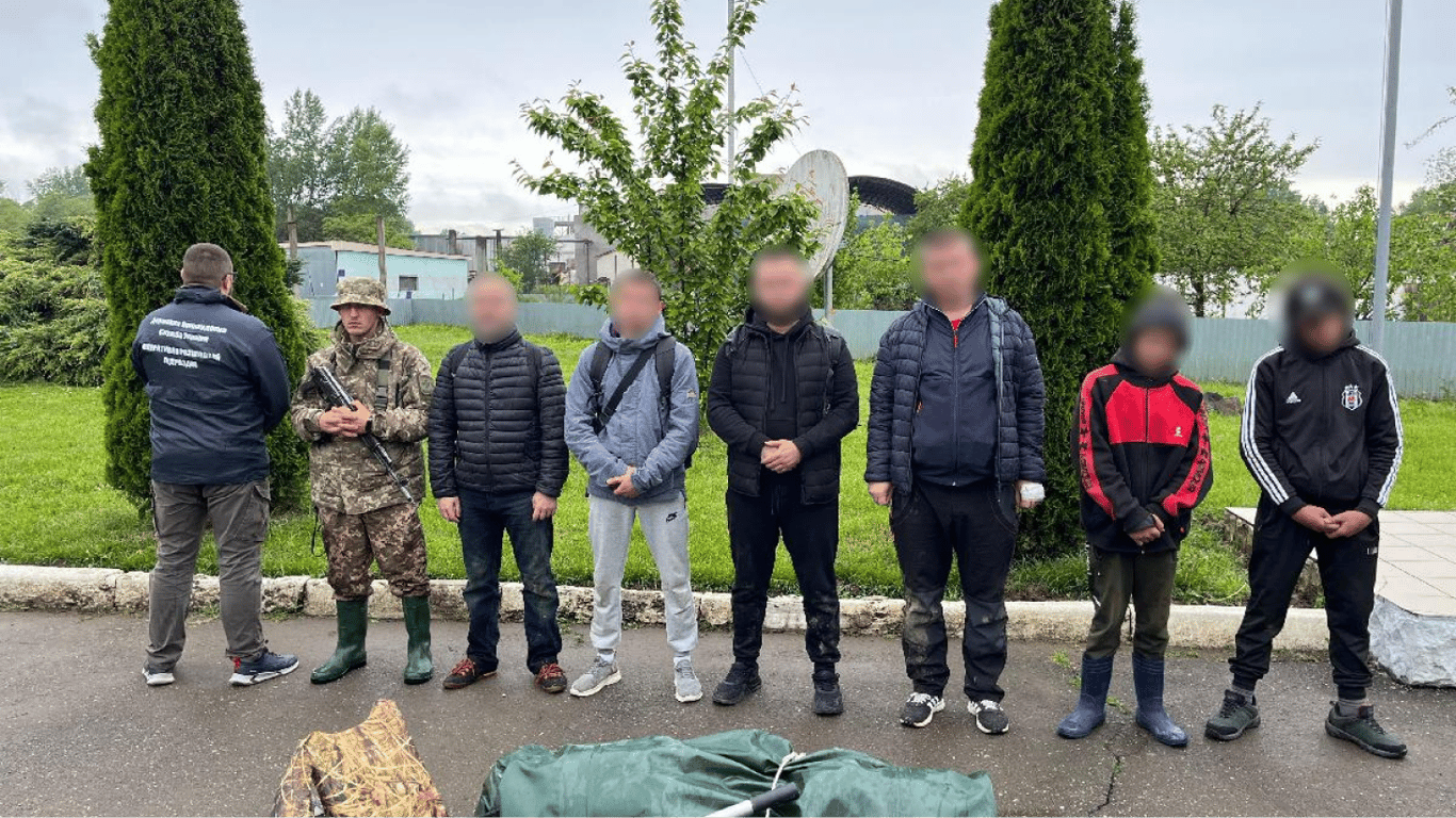 Двое подростков на Закарпатье помогали уклонистам незаконно пересечь границу
