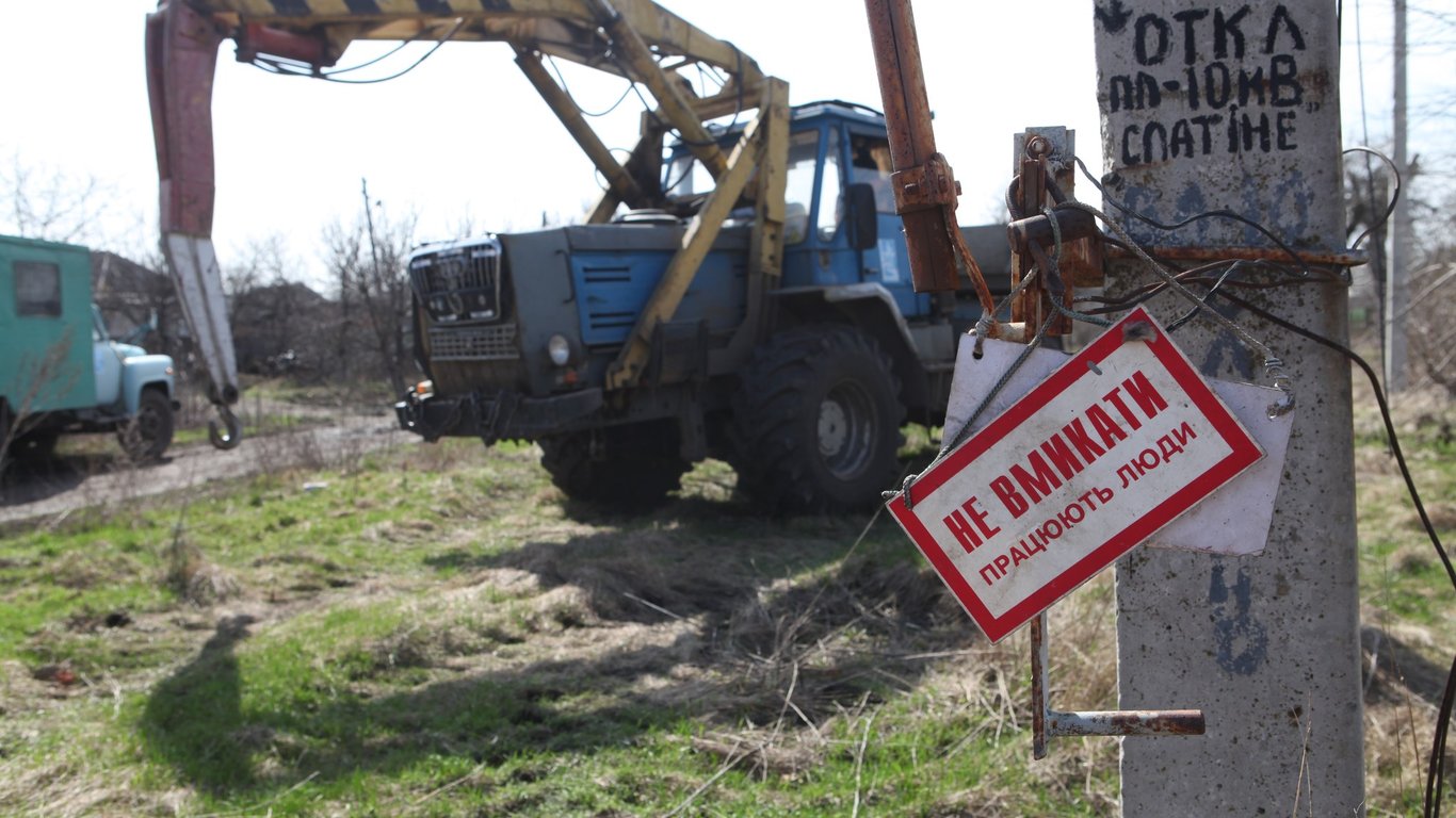Мешканцям ще одного деокупованого села на Харківщині повернули електропостачання