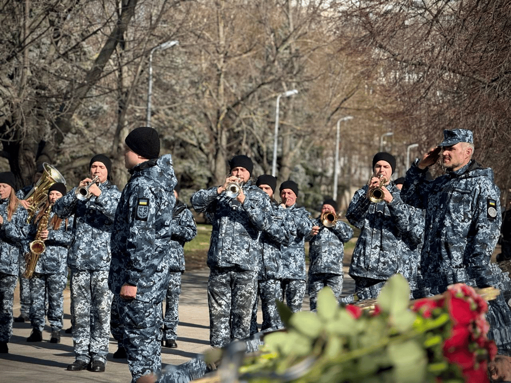 Цветы и оркестр — в Одессе отметили День добровольца - фото 2