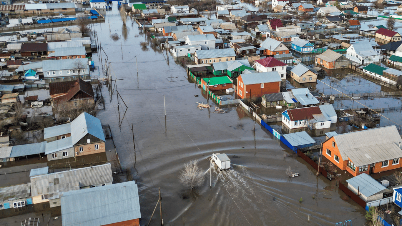 Россия пошла ко дну — как выглядит затопленный Оренбург