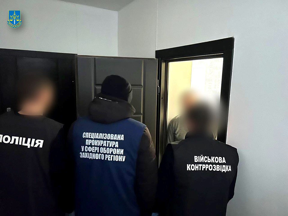 На Хмельниччині затримали працівницю ТЦК та її спільника за корупцію - фото 4