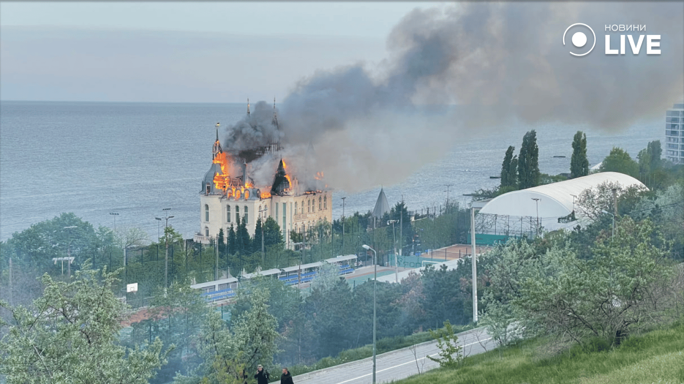 Оккупанты ударили по замку Одесской юридической академии — кадры последствий