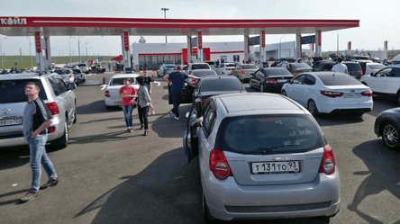 Дефіцит бензину в Криму — у мережі показали черги на заправках - 290x166