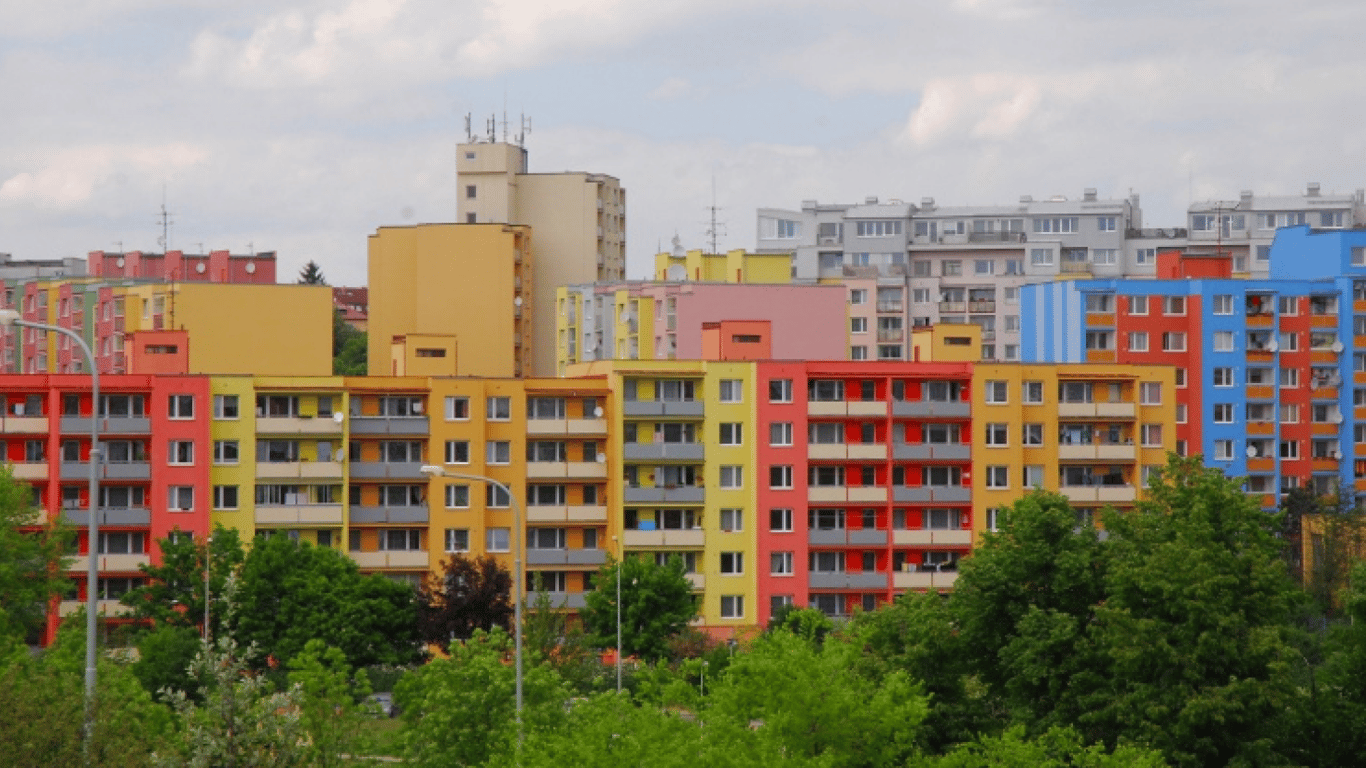 Модернізовані панельні будинки у Чехії. Фото: ceethrough.wordpress.com